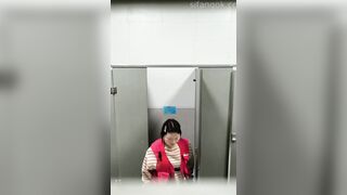 【便器下からの盗撮アングル】ご主人様による自撮り：無理やり広げられた、若く締まったマンコの接写映像――愛液の掻き出し、排便の盗撮 toilet 2 02-160526