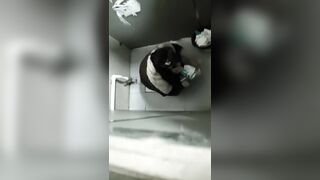 【便器下からの盗撮アングル】ご主人様による自撮り：無理やり広げられた、若く締まったマンコの接写映像――愛液の掻き出し、排便の盗撮 toilet 2 08-160526