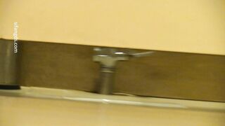 ある凄腕写真家がワンダプラザの女子トイレに忍び込み、クリスタルのハイヒールを履いた数人の少女たちの写真を撮った。少女たちの膣は驚くほど大 toilet