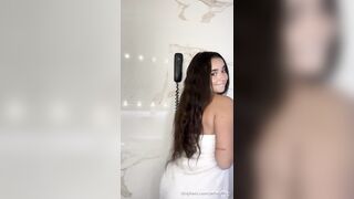 Vanesa Versace Fucks BBC Dildo In The Shower OnlyFans