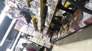 スマホで逆さ撮り36 買い物中の今ドキミニスカ女子のズボラな部分 スカートの中のナチュスト破れで中身があらわ 素人盗撮 voyeur jp