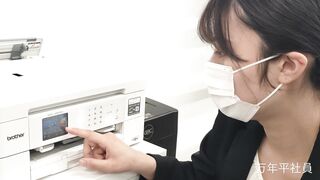 olオフィス内で胸チラ パンチラ まじで可愛い新人社員さん コピー機トラブルで逆さ撮りパンチラ voyeur jp