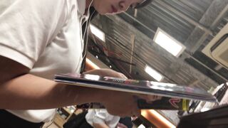 立ち読みに夢中な子のピンクストライプの綿生ｐ jk5 4k voyeur jp