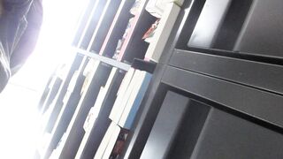 可愛い私服のj ちゃんのスカートの中を撮っちゃいました voyeur jp