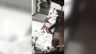 카운터 올라가서 싸버리는 편의점 미친년 korean porn vip