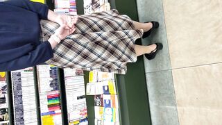 スマホで逆さ撮り118 昼休み中のolのロンスカ内盗撮 気を抜いてるとカメラ入れられるよ 素人盗撮 voyeur jp