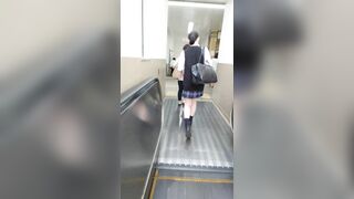 けしからん エスカレーターで盗撮を警戒して最後尾に乗るような娘には悪戯part 38 携帯用 縦動画 voyeur jp
